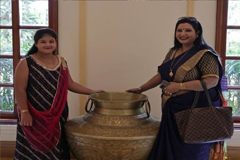 *রাজস্থানের কোনও একটি প্যালেসে মেয়ের সঙ্গে পোজ দিয়েছেন বৈশাখী বন্দ্যোপাধ্যায়।   