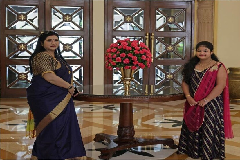 *বেড়াতে গিয়েও ম্যাচিং পোশাক। মা এবং মেয়ে দু'জনেই পরেছেন নীল রঙা পোশাক। এ দিন শোভনও পরেছিলেন গাঢ় নীল রঙা ফুল স্লিভ শার্ট। 