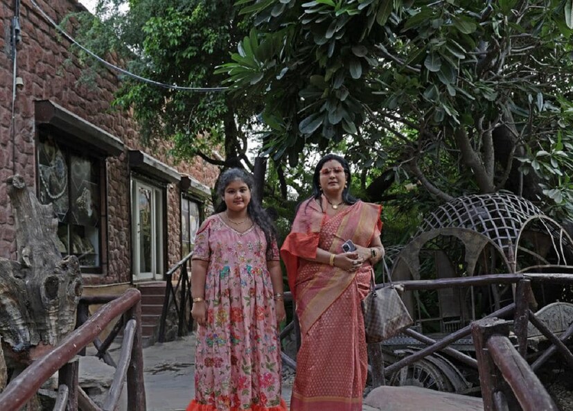 *যোধপুরের কোনও দর্শনীয় স্থানে মা মেয়ে। এ খানেও রঙ মেলানো পোশাক পরেছেন দু;জনে। 
