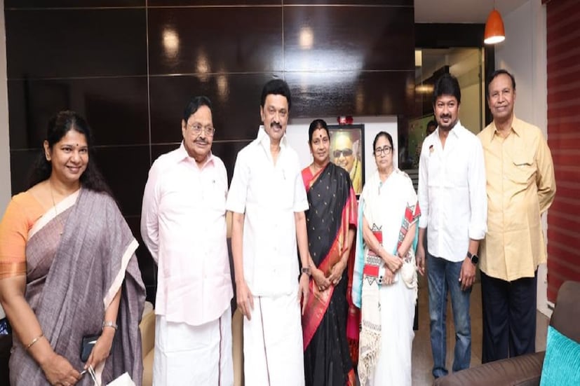 ২০২৪ এর লোকসভা নির্বাচনের আগে অ বিজেপি বা বিজেপি বিরোধী আঞ্চলিক দলগুলিকে একজোট করতে চাইছেন মমতা বন্দ্যোপাধ্যায়। বুধবার তামিলনাড়ুর মুখ্যমন্ত্রী এম কে স্টালিনের সঙ্গে বৈঠক করেছেন মমতা বন্দ্যোপাধ্যায়। বৈঠকে সৌজন্যমূলক সাক্ষাৎ হিসেবে দাবি করলেও ২০২৪ এর লোকসভা নির্বাচনের আগে বিজেপি বিরোধী আঞ্চলিক দলগুলিকে এক হবার বার্তা দিতে চাইছেন মমতা বন্দ্যোপাধ্যায় তা নিয়েই মূলত এই বৈঠক ছিল গতকালকে বলেই দাবি রাজনৈতিক মহলের।