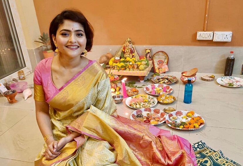 *এমতাবস্থায় ঐন্দ্রিলার সঙ্গে কাটানো প্রতিটা মুহূর্ত মনে করছেন তাঁর পরিচিতেরা। রবিবার সকালে রান্নাঘর সঞ্চালিকা সুদীপা চট্টোপাধ্যায় ফেসবুকে খোলা চিঠি লিখেছেন ঐন্দ্রিলাকে। রয়েছে প্রেমিক সব্যসাচীর কথাও। তাঁর হার না মানা ভালবাসার কথা।  (ছবিঃ ফেসবুক পেজ থেকে সংগৃহীত)  
