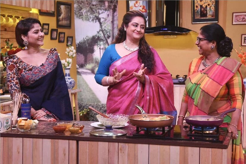 *আজ ৭ দিন হয়ে গেলেও তাঁকে ভেন্টিলশনে থেকে বার করা যায়নি। তবে আজ সোমবার শেষ পাওয়া খবর অনুযায়ী, চিকিৎসায় সাড়া দিচ্ছেন ঐন্দ্রিলা। তাঁর সংক্রমণের মাত্রা কমেছে। নায়িকার সুস্থ হয়ে ওঠার প্রার্থনা  করছেন সকলে।  (ছবিঃ ফেসবুক পেজ থেকে সংগৃহীত)  