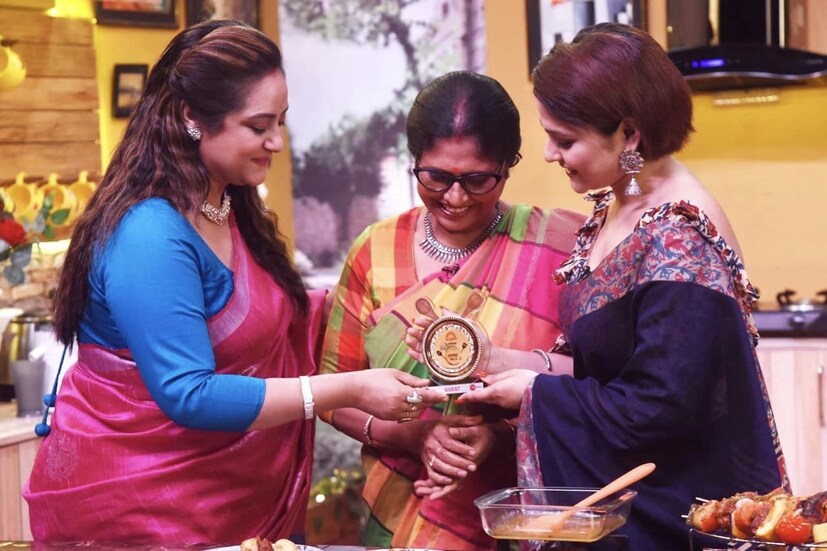 *সুদীপার সংযোজন, &quot;সব্যসাচীর মতো একজন বন্ধু তোমার জন্য অপেক্ষা করছেন। বৌদি (তোমার মা) তোমার বকুনি শুনবেন বলে অপেক্ষা করছেন। তোমার পরিবার, তোমার ফ্যানস, তোমার বন্ধুরা সবাই অপেক্ষা করছে তোমার জন্য। শ্যুটিং ফ্লোর তোমার মিষ্টি হাসি ক্যামেরাবন্দি করবে বলে অপেক্ষা করছে। এত অপেক্ষা কখনও মিথ্যে হতে পারে না।&quot;  (ছবিঃ ফেসবুক পেজ থেকে সংগৃহীত)  