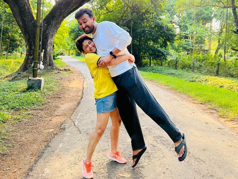 *সুদীপা লিখেছেন, &quot;তুমি নিজে জানো ঈশ্বর কেন বারবার তোমাকেই এত কঠিন পরীক্ষার মুখোমুখি রেখেও জিতিয়ে দিচ্ছেন? কারণ, তুমি সবার সামনে একটা দৃষ্টান্ত তৈরি করতে পারবে। হ্যাঁ। তুমিই পারবে সবাই পারে না। সবাই ঐন্দ্রিলা শর্মা হতে পারে না।&quot;  (ছবিঃ ফেসবুক পেজ থেকে সংগৃহীত)  