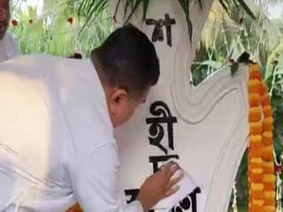 নন্দীগ্রামে মুখোমুখি দুই ফুল শিবির 'ফুল যুদ্ধে' শামিল, শহিদ বেদি গঙ্গাজল দিয়ে শুদ্ধিকরণ করলেন শুভেন্দু অধিকারী