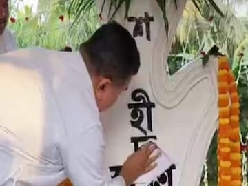 নন্দীগ্রামে মুখোমুখি দুই ফুল শিবির 'ফুল যুদ্ধে' শামিল, শহিদ বেদি গঙ্গাজল দিয়ে শুদ্ধিকরণ করলেন শুভেন্দু অধিকারী