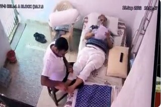 তিহার জেলে ম্যাসাজ নিচ্ছেন স্যতেন্দ্র জৈব৷ ভিডিও-র সত্যতা খতিয়ে দেখেনি নিউজ ১৮ বাংলা৷ 