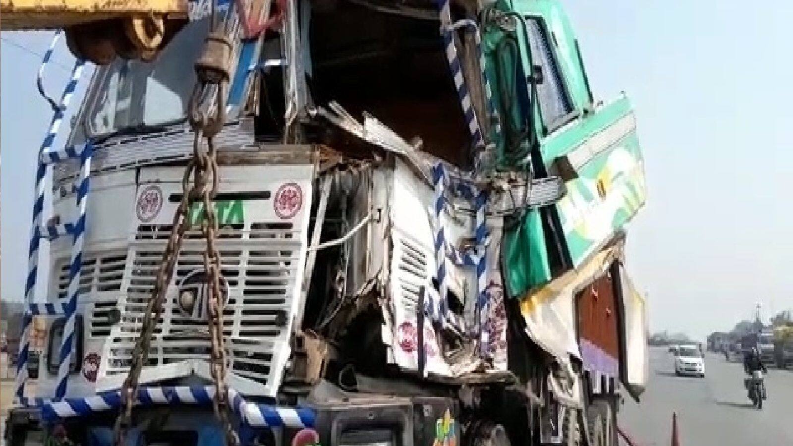 Truck accident at Jharkhand border driver fled away প্রশাসনের নজর এড়িয়ে পালাতে চেয়েছিল