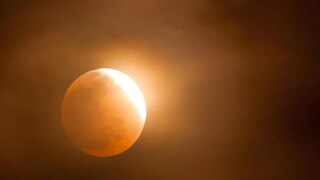 আজ বছরের শেষ চন্দ্র গ্রহণ! জানুন সময়কাল এবং বিভিন্ন রাশির উপর এর প্রভাব আজ বছরের শেষ চন্দ্র গ্রহণ! জানুন সময়কাল এবং বিভিন্ন রাশির উপর এর প্রভাব