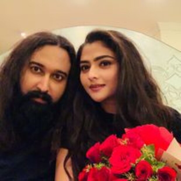 ক্যান্সার ক্লিষ্ট তরুণীর চোখের জল মুছিয়ে, মনোবল জুগিয়ে হাসপাতালে পাশে থাকা থেকে শুরু করে সোশ্যাল মিডিয়ায় ঐন্দ্রিলার অনুরাগীদের সঙ্গে তাঁর স্বাস্থ্যের খবর ভাগ করে নেওয়া, সবকিছুতেই ছিলেন সব্যসাচী।