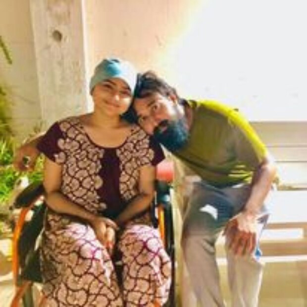 চলছে জীবন-মৃত্যুর টাগ অফ ওয়ার। আর সেই যুদ্ধে সকলের নজর যাঁর দিকে তিনি ঐন্দ্রিলার সব্যসাচী। এক রিয়ালিটি শো-এর মঞ্চে ঐন্দ্রিলা জানিয়েছিলেন, দ্বিতীয় বার ক্যানসারে আক্রান্ত হওয়ার পর যখন তিনি হাসপাতালের বিছানায় শুয়ে, সেই সময় চোখ খুলতেই সামনে দেখতে পান সব্যসাচীকে।