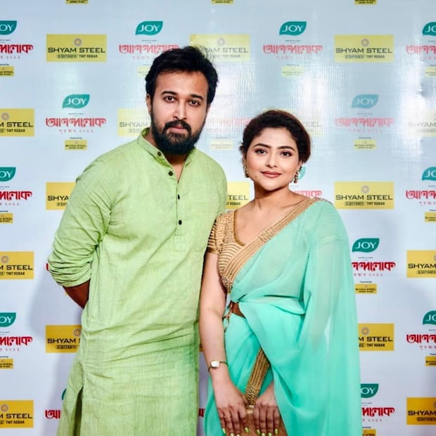 শুধু তাই নয়, কিছুদিন আগেই সব্যসাচীর জন্মদিনেও ঐন্দ্রিলা সোশ্যাল মিডিয়ায় একসঙ্গে ছবি পোস্ট করে শুভেচ্ছা জানিয়ে ক্যাপশানে লেখেন, 'আমার বেঁচে থাকার কারণ'।সত্যিও তো তাই! ঐন্দ্রিলার লড়াইয়ে তাঁকে সারাক্ষণ আগলে রেখে চলেছেন সব্যসাচী।