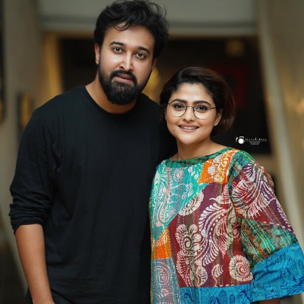 অভিনেত্রীর কথায়, সব্যসাচীকে সামনে দেখে তিনি যে মানসিক শান্তি পেয়েছেন তা তাঁর সমস্ত শারীরিক কষ্টকে মুহূর্তের মধ্যে ভুলিয়ে দিয়েছিল। দু'বার ক্যানসার জয়ী তিনি।