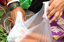 অভিযানের রাশ আলগা, ফের প্ল্যাস্টিকের ক্যারি ব্যাগের রমরমা চারপাশে
