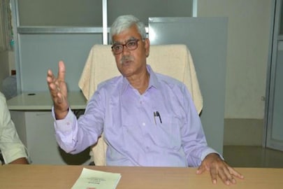 ঘেরাও মুক্ত বিশ্বভারতীর উপাচার্য 