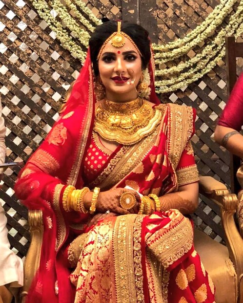 সাবেকি শাড়ির সঙ্গে ছিল গা ভরা সোনার সাবেকি গয়না৷ বাদ পড়েনি নাকের নথ, কপালের টিকলি আর খোঁপায় বেলফুলের মালাও৷ কোমরে দারুণ দেখতে একটি কোমরবন্ধ পরেছিলেন শুভশ্রী, গলায় ছিল লাল-সাদা অর্কিডের মালা৷