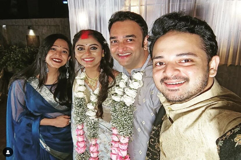 সাজেও ছিল অভিনবত্ব। পাউডার গ্রিন ভারী সিল্কের শাড়ি এবং একই রঙের সিল্কের পাঞ্জাবিতে সাজলেন যুগল। হাতে শাঁখা-পলা, ছিমছাম সোনার গয়না। খোলা চুলে হালকা বাউন্সিং। (ছবি-ইনস্টাগ্রাম)