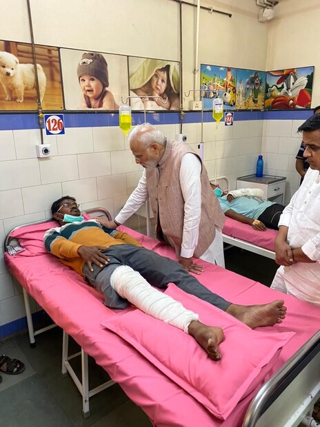 হাসপাতালে আহতদের সঙ্গে কথা বলছেন প্রধানমন্ত্রী। যদিও অভিযোগ, প্রধানমন্ত্রী আসার আগে রাতারাতি হাসপাতালের ভোল বদলে দেওয়া হয়েছে৷ হাসপাতালে পড়েছে নতুন রংয়ের প্রলেপ, বসানো হয়েছে নতুন টাইলস, আনা হয়েছে নতুন বেড, ওয়াটার পিউরিফায়ার৷ 
