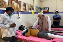 কাঁধে হাত রাখলেন, অভয় দিলেন, সেতু-বিপর্যয়ে আহতদের সঙ্গে দেখা করতে মোরবির সিভিল হাসপাতালে মোদি