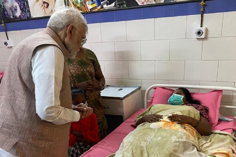 রবিবার সন্ধ্যায় গুজরাতের মোরবিতে মাচ্চু নদীর উপর হুড়মুড়িয়ে ভেঙে পড়ে কেবল ব্রিজ! এখনও পর্যন্ত মৃতের সংখ্যা প্রায় ১৪০। মঙ্গলবার মোরবিতে পৌঁছলেন প্রধানমন্ত্রী নরেন্দ্র মোদি৷ রবিবার যেখানে ঝুলন্ত সেতু ভেঙে পড়েছিল, সেই জায়গায় পরিদর্শন করে দেখেন প্রধানমন্ত্রী, সঙ্গে ছিলেন গুজরাতের স্বরাষ্ট্রমন্ত্রী হরিশ সাংভি ৷ দুর্ঘটনাস্থল পরিদর্শনের পাশাপাশি মোরবির সিভিল হাসপাতালে দুর্ঘটনায় আহত চিকিৎসাধীনদেরও দেখতে যান মোদি।