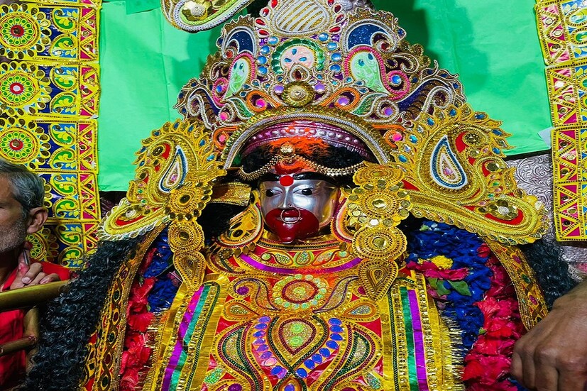 দেবী মূর্তি পুজোর চল নেই তারাপীঠে। সব দেবী মূর্তির পুজো করা হয় মা তারাকে সামনে রেখে। মা তারার টানেই এখানে ভিড় জমান হাজার হাজার মানুষ। ( লেখা ও ছবি: অক্ষয় ধীবর) 