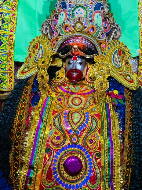 বিকেলে মা তারাকে জগদ্ধাত্রী রূপে সাজানো হয়েছিল।  ( লেখা ও ছবি: অক্ষয় ধীবর) 