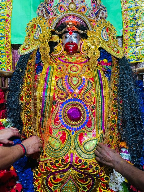ব্যতিক্রম হয়নি জগদ্ধাত্রী পুজোতেও। আজ বুধবার ছিল জগদ্ধাত্রী পুজোর নবমী।  ( লেখা ও ছবি: অক্ষয় ধীবর) 