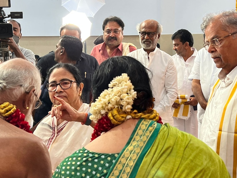 আজ ফের রাজ্যপালের পারিবারিক অনুষ্ঠানে স্ট্যালিন-মমতা বন্দ্যোপাধ্যায় মুখোমুখি হন আরও একবার। দুজনের মধ্যে ফের শুভেচ্ছা বিনিময় হয় রাজ্যপালের এই অনুষ্ঠানে। গত কালের পর আজ মমতা বন্দ্যোপাধ্যায়ের রজনীকান্তের সঙ্গে সাক্ষাৎ রাজনৈতিক মহলে নয়া চর্চা শুরু করে দিল। যদিও দুপক্ষের তরফে এই সাক্ষাৎকে নেহাতই সৌজন্য সাক্ষাৎ হিসেবেই দাবি করা হচ্ছে। প্রতিবেদন : সোমরাজ বন্দ্যোপাধ্যায়
