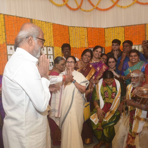 এদিন মুখোমুখি সাক্ষাতে মমতা বন্দ্যোপাধ্যায় রজনীকান্তকে তাঁর শারীরিক কুশল জানতে চান। রজনীকান্তও মমতা বন্দ্যোপাধ্যায়ের থেকে তার শারীরিক অবস্থার খোঁজখবর নেন। দক্ষিণের সুপারস্টার রজনীকান্তের ঘিরে এই মুহূর্তে বিভিন্ন রাজনৈতিক দলেরই আগ্রহ তুঙ্গে। সেই সময় মমতা বন্দ্যোপাধ্যায়ের সঙ্গে রজনীকান্তের সাক্ষাৎ নিয়ে দক্ষিণের রাজনীতিতে শুরু হয়েছে নয়া চর্চা।