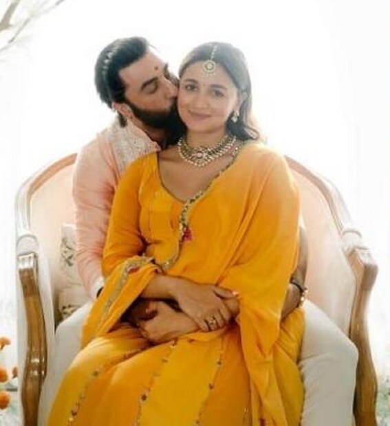 আলিয়া ও পরিবারের অন্যরা একাধিক ছবি শেয়ার করেছেন বিয়ে-মেহেন্দি-পার্টির