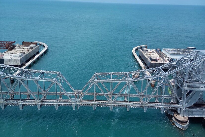 তামিলনাড়ুর দক্ষিণে রামনাথপুরম জেলার একেবারে শেষপ্রান্ত এই ধনুষকোড়ি। এখান থেকে শ্রীলঙ্কার তালাইমান্নার এর দূরত্ব চব্বিশ কিলোমিটার। এটি আসলে পম্বন দ্বীপের শেষ সীমানা। ১৯৬৪ সালে এক ভয়াবহ সাইক্লোন তছনছ করে দেয় এই জায়গাটি৷ যার ফলে এখানে স্থায়ীভাবে কেউ বসবাস করে না। শোনা যায় এটি নাকি একটি ভুতুড়ে জায়গা। বিকেল পাঁচটার পর এখানে কোনও পর্যটককে থাকতে দেওয়া হয়না প্রশাসনের তরফে। রামেশ্বরম থেকে গাড়িতে করে যেতে মিনিট কুড়ি সময় লাগবে।তবে সেখান থেকে বাস সার্ভিসও রয়েছে। যে রাস্তাটি দিয়ে গাড়ি যায় সেই রাস্তা যেখানে ভারত মহাসাগরের তীরে এসে শেষ হচ্ছে সেটাই আসলে ধনুষকোড়ি। রাস্তাটির শেষে রয়েছে একটি গোল চক্কর যেখানে আপনাকে ইউ টার্ন নিতে হবে কারণ এটাই ভারতের শেষ ভূভাগ।