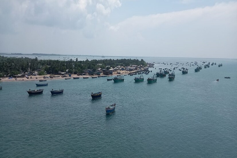 ভ্রমণ পিপাসু বাঙালির সব সময়ই নতুন নতুন জায়গা বেড়াতে ইচ্ছে যায়। তাই কাজের ফাঁকে একটু অবসর মিললেই কখনও দল বেঁধে, আবার কখনও সপরিবারে বেরিয়ে পড়ে কোনও এক নতুন গন্তব্যে কটা দিন কাটিয়ে আসতে। এরকমই এক অসাধারণ গন্তব্য হতে পারে ভারতের একেবারে দক্ষিণে। মনোরম পরিবেশ এবং ভারত মহাসাগর ও বঙ্গোপসাগরের সংযোগস্থল ধনুষকোড়ি।