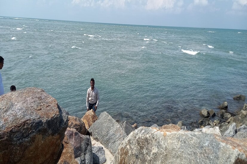 রাস্তার শেষে মহাসাগর। এটিই হল ভারত মহাসাগর ও বঙ্গপোসাগরের সংযোগস্থল। রাস্তার বাঁ দিকে দেখতে পাবেন বঙ্গপোসাগর আর ডান দিকে ভারত মহাসাগর। বাঁ দিকের জলোচ্ছাস অনেকটাই সংযমী ঢেউ, ডানদিকে দেখবেন উত্তাল ঢেউ একের পর এক এসে আছড়ে পড়ছে তটে। তারই মাঝে একটা দুটো মাছ ধরার ভুটভুটি পেরিয়ে যাচ্ছে৷ কারণ অনেকেই এখানে সামুদ্রিক মাছ ধরে জীবণ যাপন করেন।সামনের দিকে তাকালে দূরে দেখতে পাবেন একটি ভূখণ্ড ভারত মহাসাগরের মধ্যে যা মূল ভূখণ্ডের থেকে বিচ্ছিন্ন।