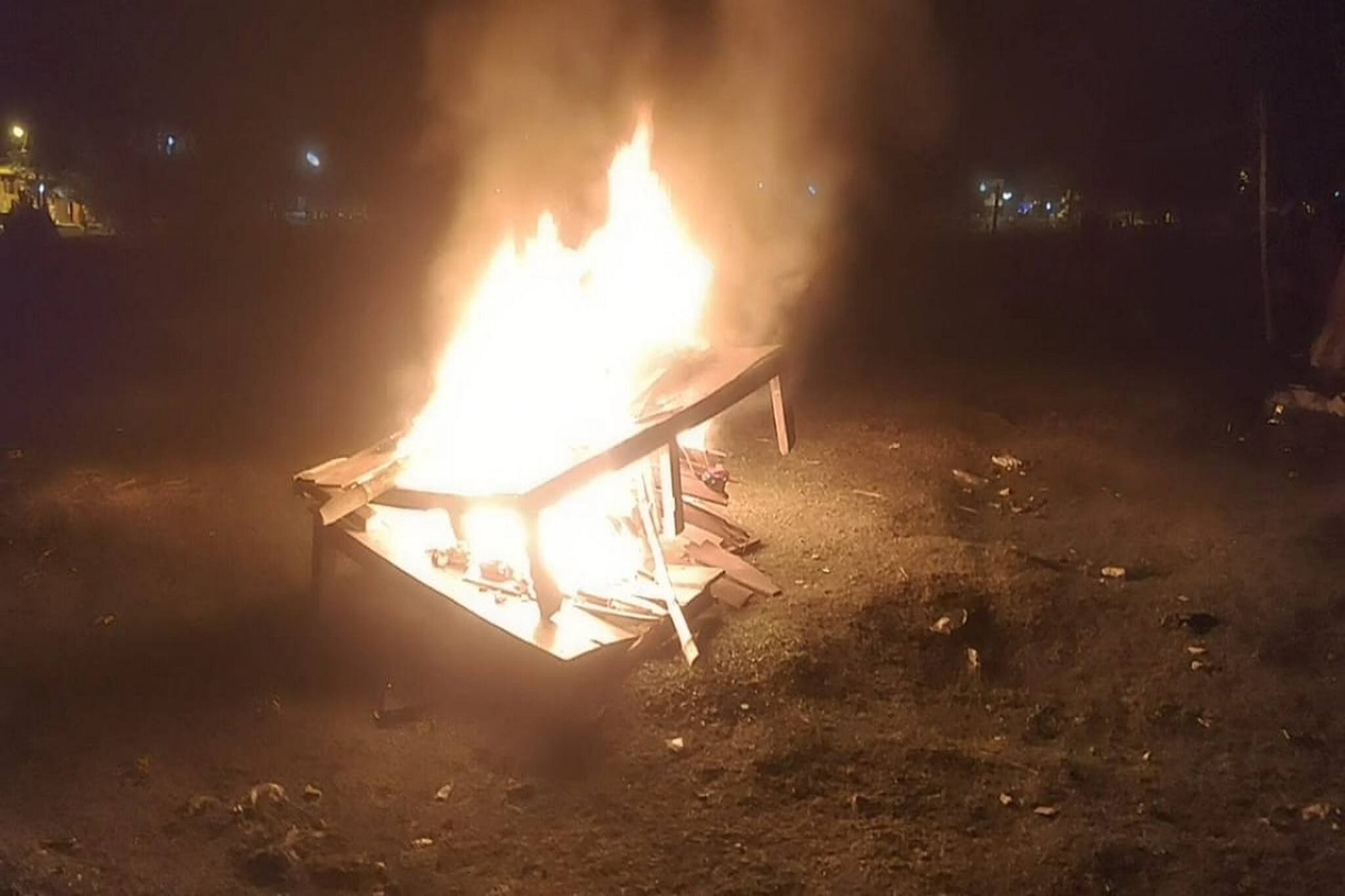 বস্তাবন্দি দেহ উদ্ধার ৮ বছরের শিশুর! অভিযুক্তের বাড়িতে আগুন, উত্তপ্ত বালুরঘাট