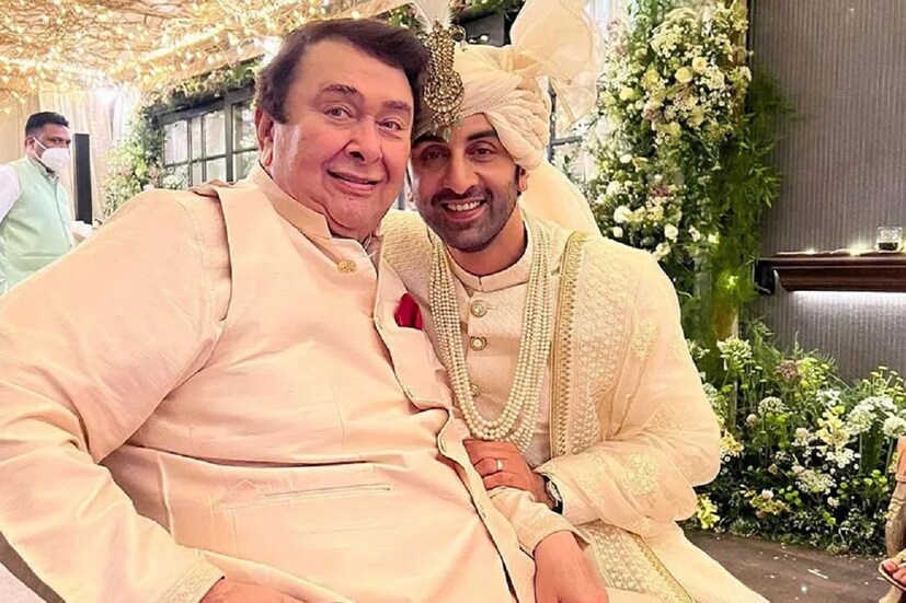 ঋষি কাপুরের মেয়ে ঋদ্ধিমা কাপুর সাহানি বিয়েতে পারিবারিক একটি ছবি শেয়ার করেছিলেন ইনস্টাগ্রামে। সেখানে রয়েছে নবদম্পতি ও তাঁদের চারিদিকে ঋদ্ধিমা, নীতু, ভরত সাহানি