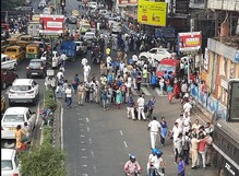 পুলিশের গাড়ির নীচে শুয়ে চাকরিপ্রার্থীরা, ঝরল রক্ত! এক্সাইড মোড়ে ধুন্ধুমার পুলিশের গাড়ির নীচে শুয়ে চাকরিপ্রার্থীরা, ঝরল রক্ত! এক্সাইড মোড়ে ধুন্ধুমার