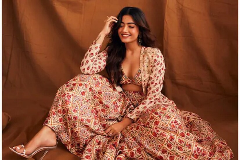 শুধু কাজই নয়, সামাজিক কাজেও তিনি বেশ নাম করবেন৷ তবে পর্দায় সিনেমার চেয়ে বেশি ওটিটিতে কাজ করা উচিত৷