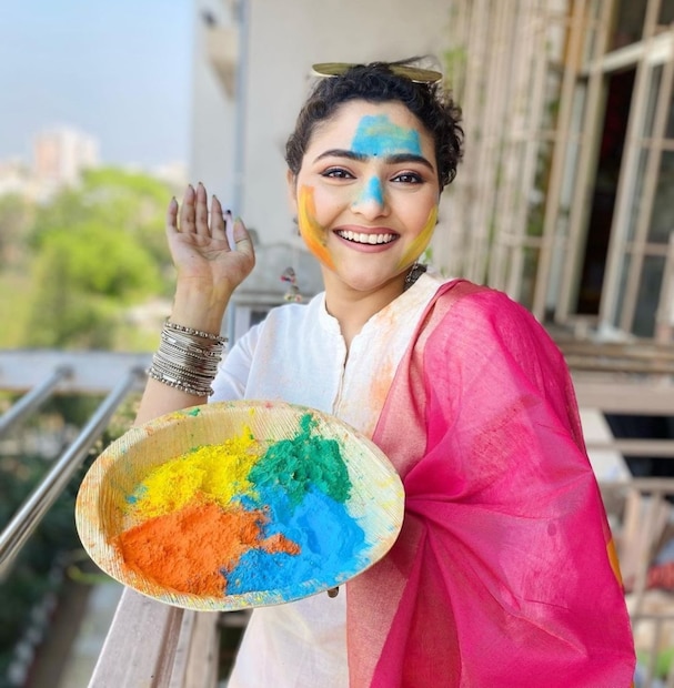 দু-দুবার ক্যান্সারের মতো মারণ রোগের বিরুদ্ধে যুঝে সাহসের উদাহরণ হয়ে দাঁড়িয়েছিলেন সবেমাত্র জীবন শুরু করা তরুণী। কিন্তু শেষরক্ষা হল না। শনিবার দুপুরের পর থেকে বারে বারে হৃদ্‌রোগে আক্রান্ত হন অভিনেত্রী। ফলে আরও সঙ্কটজনক হয়ে যায়। দেওয়া হয় সিপিআর৷