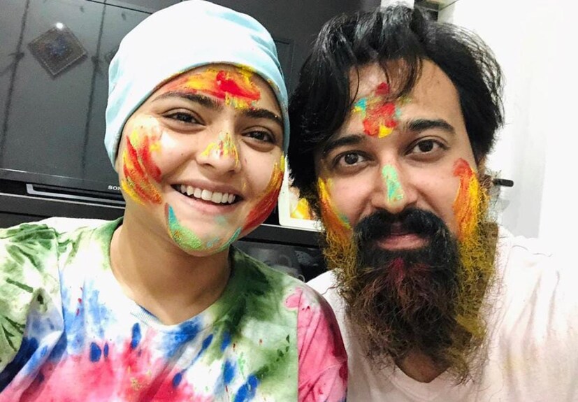 কিন্তু একের পর এক কার্ডিয়াক অ্যারেস্টের ধাক্কা সামলাতে পারলেন না। হাল ছাড়লেন রবিবারের সকালে। কাছের দূরের সব মানুষের ভালোবাসার বাঁধন ছাড়িয়ে এক অন্য জীবনে পারি দিলেন ঐন্দ্রিলা শর্মা। রেখে গেলেন আত্মবিশ্বাস, ভালোবাসা, সাহসিকতার মোড়কে মোড়া এক রূপকথাকে।