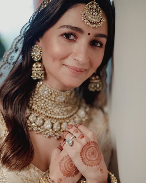 উজ্জ্বল দেখাতে মেকআপ নয়, ত্বকের যত্ন নিন  আপনি আপনার বিয়ের রাতে সাজার জন্য সেলিব্রিটি মেকআপ আর্টিস্ট বুক করেছেন৷ সেদিনের সেরা আকর্ষণ আপনিই৷ তাতে একদমই ভুল নেই৷ তবে বিয়ের দিনের আগের কয়েক মাস ত্বকের যত্ন নিন৷ ত্বক ভিতর থেকে গ্লো করলে আপনি এমনিতেই দেখাবেন সুন্দর, ফলে তারপর হালকা নিউড মেকাপেই আপনাকেও দেখাবে আলিয়ার মতো রাজকীয়৷ ত্বকের যত্ন নিতে ক্লিনসিং, ময়শ্চারাইসিং এবং সানস্ক্রিন ব্যবহার করতে হবে অবশ্যই৷