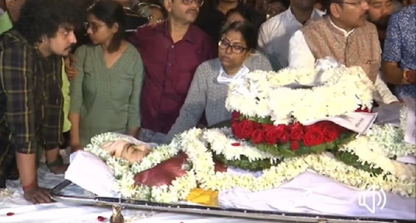 চোখের জলে ভাসছে গোটা পরিবার। তাঁর মধ্যেই শেষ বিদায়ে কোনও ত্রুটি রাখতে চান না তাঁরা। ঐন্দ্রিলার মতো বাঁচতে ভালোবাসা, সব সময় হাসি, আনন্দে আশেপাশের সকলকে ভরিয়ে রাখা মেয়ের শেষ যাত্রায় তাই বুকে পাথর রেখেছেন মা, দিদি, বাবা, প্রিয়জনেরা।