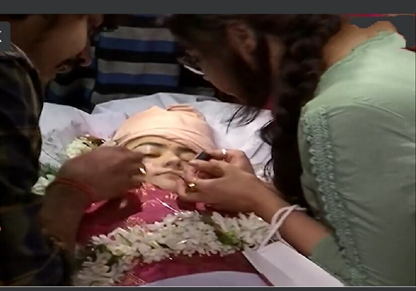 নিজে হাতে ছোটবোনকে শেষবারের মতো সাজিয়ে দিলেন দিদি, ঐশ্বর্য শর্মা। চোখের জল মুছতে মুছতেই কপালে এঁকে দিলেন চন্দনের ফোটা, সোহাগে আদরে ঠোঁটে পরিয়ে দিলেন লিপস্টিক। কাঁপা কাঁপা আলতো হাতে লাগলেন ফাউন্ডেশন, ব্লাশ অন। এলো ফুলের সাজ। ফুলে-মালায় সাজানো হল ফুলের সাজে।