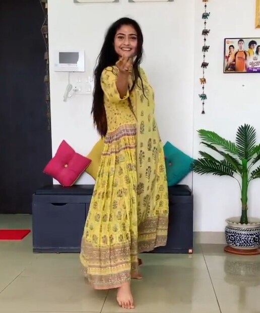 যে ভিডিয়োটি আজও তাঁর ইনস্টাগ্রামের দেওয়ালে জ্বলজ্বল করছে। সোমবার, বোনের মৃত্যুর ঠিক একদিন পর সেই ভিডিয়োটিই ফেসবুক স্টোরিতে শেয়ার করলেন ঐন্দ্রিলার দিদি ঐশ্বর্য শর্মা। 