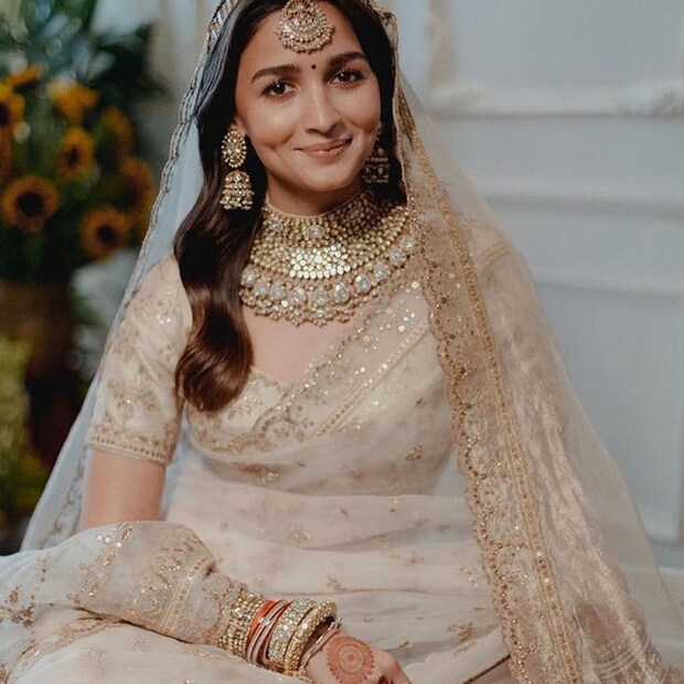 চলতি বছর এপ্রিলে গাঁটছড়া বাঁধেন রণবীর-আলিয়া। রণবীর কাপুরের বাড়ি 'বাস্তু'তে তাঁদের বিয়ের অনুষ্ঠান হয়। আলিয়া-রণবীরকে একেবারেই রাজ পরিবারের নবদম্পতির মতোই দেখাচ্ছিল। মূলত আলিয়ার সাজ দেখে বহু মানুষের মনে মনে বাসনা জেগেছে আলিয়ার মতো করেই সুন্দর করে সাজবেন নিজের বিয়ের দিনে। বিয়ের দিনে নিউড লুক, সাদা শাড়ি আর হালকা গয়নায় সাজবেন তো ঠিক করে রেখেছিলেন, এইবার সময় এসেছে নিজের বিয়ের, তার আগে একবার চটজলদি ঝালিয়ে নিন সেই লুক...