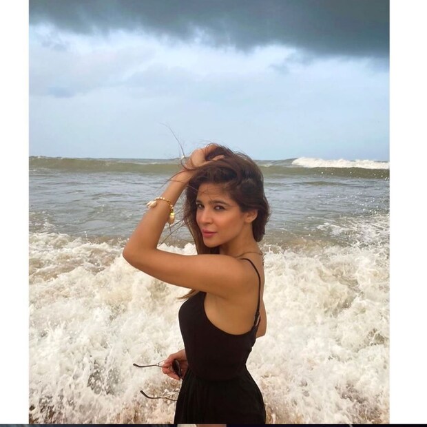 একের পর এক ঘনষ্ঠ মুহূর্তের শুট হতে থাকে। তখনই নাকি ‘নতুন সম্পর্কের রসায়ন’ অনেকের চোখে পড়েছিল। 