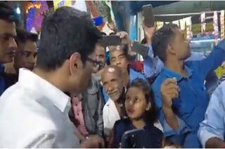 চতুর্থ শ্রেণির সেই পড়ুয়ার সঙ্গে কথা বলছেন অভিষেক৷ 