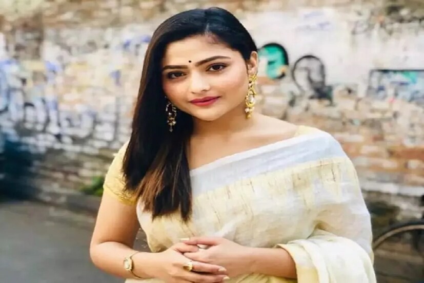 এ সবের মাঝে মেয়ের এই ছোট ছোট খুশির মুহূর্ত ভাগ করেই আনন্দ পেতে চাইছেন তাঁর মা৷ আসলে ভিডিয়োটি ঐন্দ্রিলার অ্যাকাউন্ট থেকে শেয়ার করেছেন অভিনেত্রীর মা শিখাই।