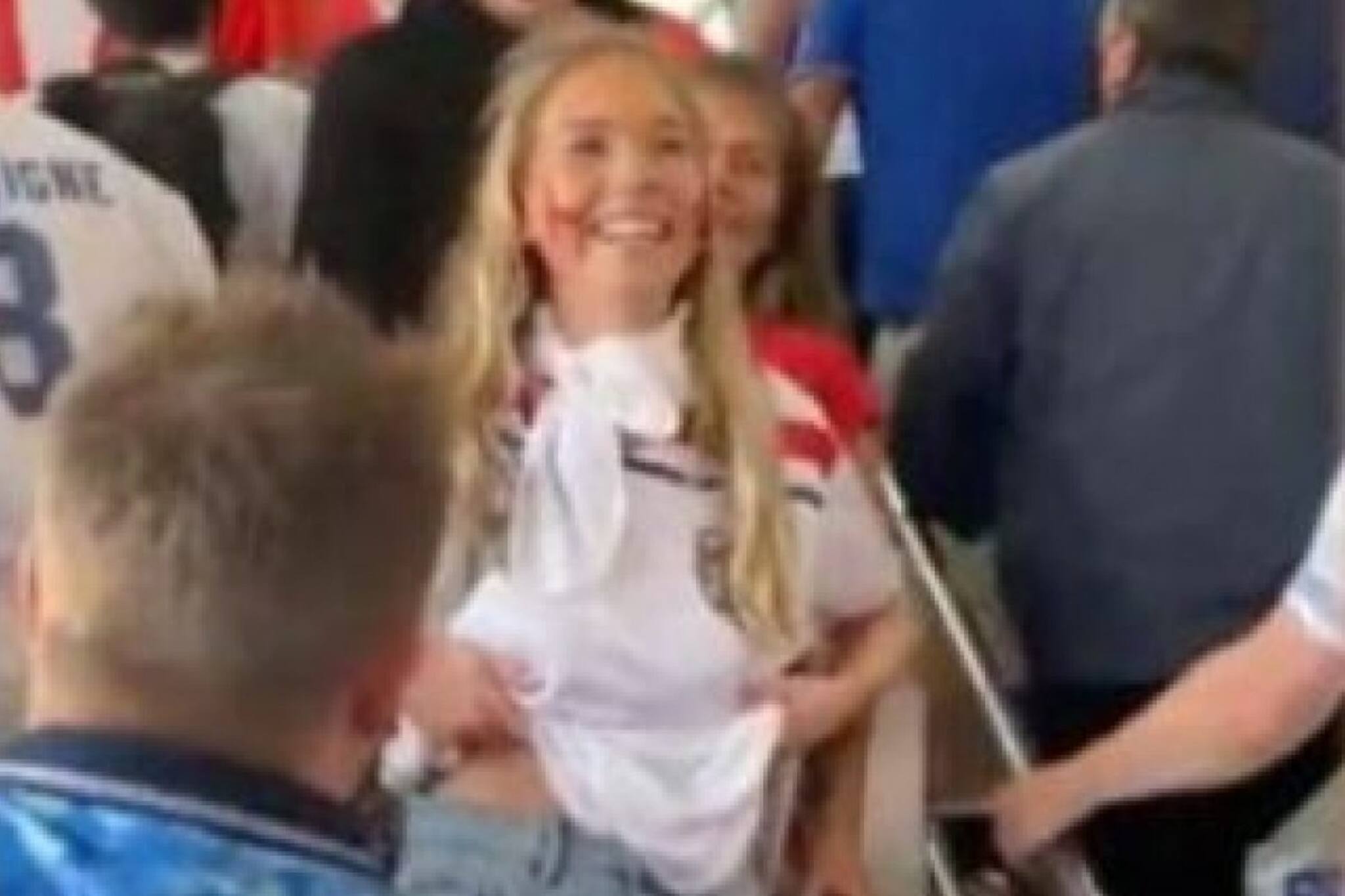 নিয়মের কড়াকড়ি কাতারে, জার্সি তুলে বক্ষযুগল দেখিয়ে ভাইরাল মহিলা সমর্থক