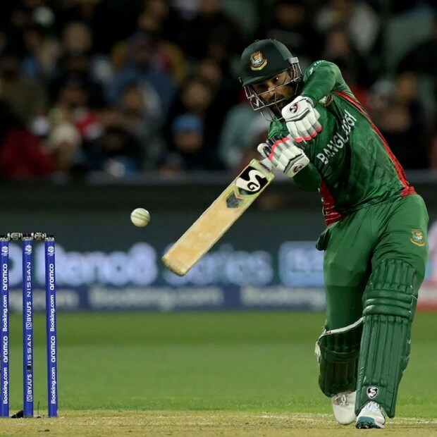 লিটন দাসের এমন একটি ইনিংসের শেষটা অবশ্য় ভাল হল না। তাড়াহুড়ো করতে গিয়ে রান আউট হলেন তিনি। কে এল রাহুলের ডিরেক্ট হিট স্টাম্প ভেঙে দেয়। ভেজা মাঠে লিটন ঝাঁপ দিয়ে ক্রিজে পৌঁছনোর চেষ্টা করেছিলেন। কিন্তু পারেননি। 