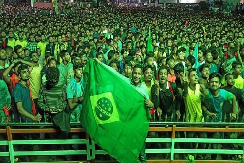 ব্রাজিলের জয়ের পর ফেনীতে মধ্যরাতে আনন্দ-উল্লাসে মেতে ওঠেন ভক্তরা। মিছিলে মিছিলে মুখরিত হয়ে ওঠে চারদিক। ফেনী পুরাতন কারাগারের সামনে ২৫ ফুটের এলইডি বড় পর্দায় খেলা দেখার আয়োজন করা হয়